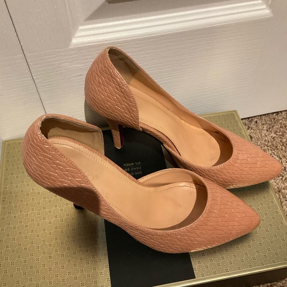 🛍 tan shoes 🛍 - Picture 2 of 3